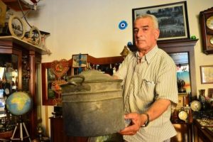 Antikacı ama, bazı eşyaları satmaya kıyamıyor