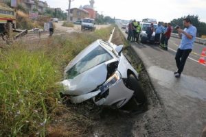 Yağmur kanalına d&uuml;şen otomobilin s&uuml;r&uuml;c&uuml;s&uuml; &ouml;ld&uuml;