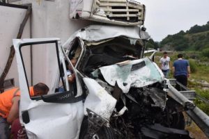 TIR'la kamyon &ccedil;arpıştı: 1 &ouml;l&uuml;, 2 yaralı