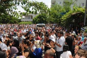 Kahraman g&uuml;mr&uuml;k muhafaza memuru Umut'u 10 bin kişi uğurladı