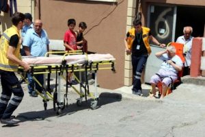 Şeker hastası, kapısı itfaiye tarafından a&ccedil;ılarak hastaneye kaldırıldı