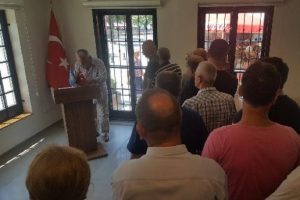 Kosovalılar, T&uuml;rk Başkonsolosluğuna &ccedil;i&ccedil;ek bıraktı