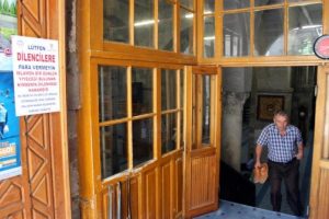 Camilere 'Dilencilere para vermeyin' yazılı afişler asıldı