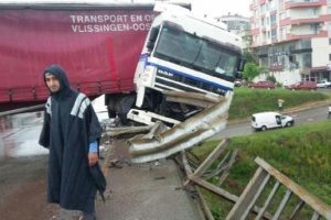 TIR, k&ouml;pr&uuml; korkuluklarına &ccedil;arptı
