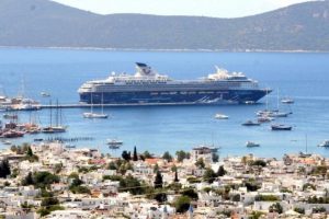 'Mein Schiff 2' yolcu gemisi Bodrum'da