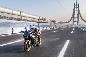 Milli motosiklet&ccedil;i Kenan Sofuoğlu, Osman Gazi K&ouml;pr&uuml;s&uuml;'nde saatte 400 kilometre hıza ulaştı