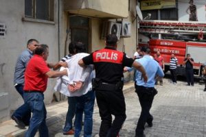 Şiddet g&ouml;ren kadını, polis kapıyı kırarak kurtardı