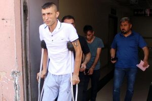 Koltuk değnekli yaralama ş&uuml;phelisi: Birisini adam akıllı &ouml;ld&uuml;relim de &ouml;yle &ccedil;ekin