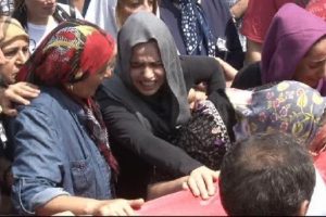 Ter&ouml;r kurbanı H&uuml;seyin &Ouml;ğretmen i&ccedil;in okulunda t&ouml;ren