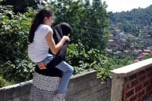 İrem, y&uuml;r&uuml;yebilmek i&ccedil;in ameliyat olmayı bekliyor