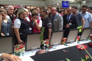 Ter&ouml;r kurbanları i&ccedil;in havalimanında t&ouml;ren