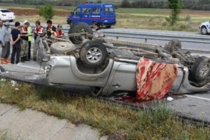 Takla atan kamyonet 30 metre s&uuml;r&uuml;klendi: 1 &ouml;l&uuml;, 3 yaralı