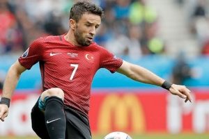 G&ouml;khan G&ouml;n&uuml;l, Beşiktaş'a imzayı attı