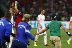Polonya-Portekiz ma&ccedil;ında Ronaldo hayranı bir taraftar sahaya girdi