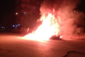 LPG tankı tutuşan otomobil alev topuna d&ouml;nd&uuml;