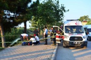 Nehir kenarında kendini ağaca astı