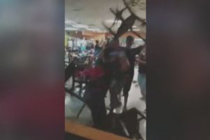 Kızların da karıştığı kavgada sandalyeler havada u&ccedil;uştu