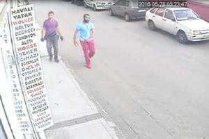Bursa'da sahibi i&ccedil;erdeyken mağazayı soymaya kalkıştılar