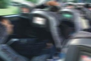 Arka koltukta oturan kadın yolcuyu taciz eden muavini şof&ouml;r ve yolcular d&ouml;vd&uuml;
