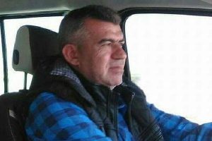 Freni boşalıp kayalıklara &ccedil;arpan beton mikserinin şof&ouml;r&uuml; &ouml;ld&uuml;