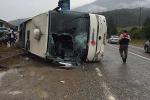 Kastamonu'da yolcu otob&uuml;s&uuml; devrildi: 25 yaralı