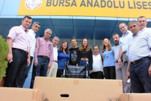Bursa'da &ouml;ğrencilerinden gazi ve şehit yakınlarına tekerlekli sandalye