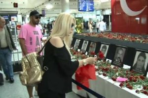 Seda Sayan saldırıda &ouml;lenler i&ccedil;in &ccedil;i&ccedil;ek bıraktı