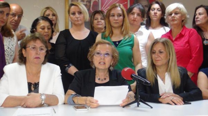 İzmir'de CHP'li kadınlardan 'nikah' tepkisi
