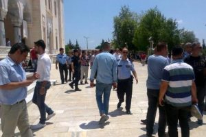 Adana'da cuma namazında bomba ş&uuml;phesiyle cami boşaltıldı