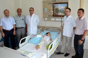 3 yaşındaki Hasan'ın kopan parmak damarları dikildi