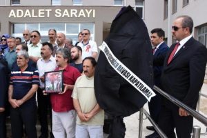 BBP Sivas'ta adliye &ouml;n&uuml;ne siyah &ccedil;elenk bıraktı