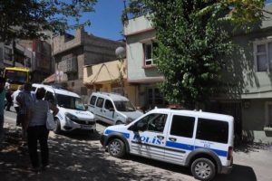 Bunalıma girdi, kendisini tavana astı