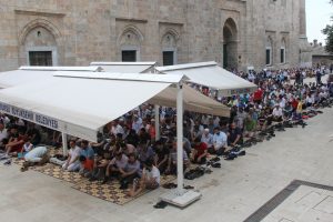 Ramazan ayının son cumasında Bursa Ulucami doldu taştı