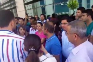 Eylem yapan doktorlar vatandaşların tepkisiyle karşılaştı