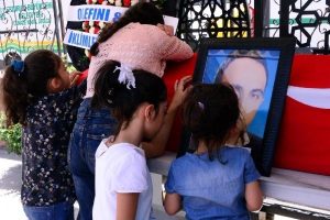 'Prensesleri', ter&ouml;r kurbanı babalarını g&ouml;zyaşlarıyla uğurladı