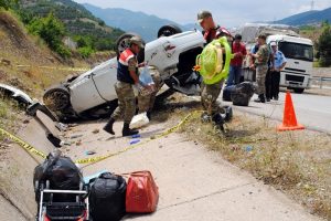 Bayram tatili yolunda kaza: 2 &ouml;l&uuml;, 3 yaralı