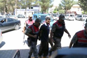 Ak&ccedil;akale'de 1 PYD'li yakalandı