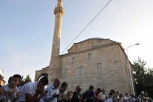Kosova'nın t&uuml;m camilerinde Atat&uuml;rk Havalimanı'nda hayatını kaybedenler i&ccedil;in hutbe okundu