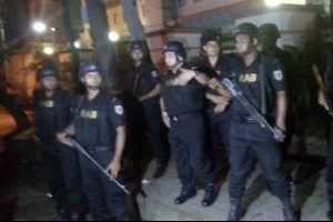 Bangladeş'te saldırganlar restorana saldırdı