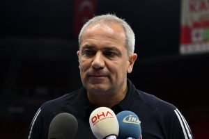 Ekrem Memnun'dan &ccedil;eyrek final hedefi