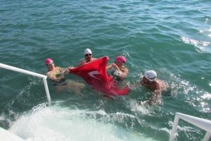 Sakız'dan &Ccedil;eşme'ye bayrak y&uuml;z&uuml;ş&uuml;