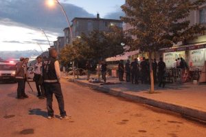 İftar vakti &ccedil;ay ocağına bı&ccedil;aklı baskın: 7 yaralı