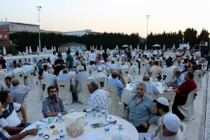 Bursa'da binlerce Suriyeli Kadir Gecesi'nde iftarda buluştu