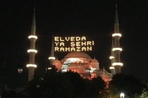Sultanahmet Camii'ne T&uuml;rk Bayrağı yansıtıldı
