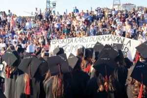 &Uuml;niversitede protesto istifa getirdi