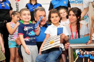 L&ouml;semiyle m&uuml;cadele eden minik Yağız, ilk karnesini aldı