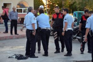 &Uuml;zerine benzin d&ouml;kerek kendisini yaktı