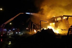 İplik fabrikasındaki yangın 6 saat sonra s&ouml;nd&uuml;r&uuml;ld&uuml;