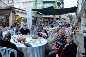 Bursa İznik'te Başkan Sargın, iki iftar geleneğini s&uuml;rd&uuml;r&uuml;yor