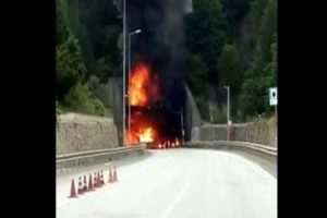 Tiner yüklü TIR tünel girişine çarptı: 5 ölü